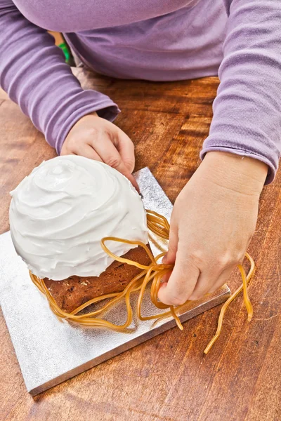 Woman decorating christmas cake — Stock Photo, Image