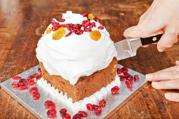 Cutting christmas cake — Stock Photo, Image