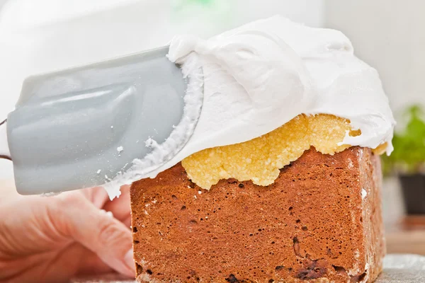 Verspreiding van crème op taart slagroom — Stockfoto