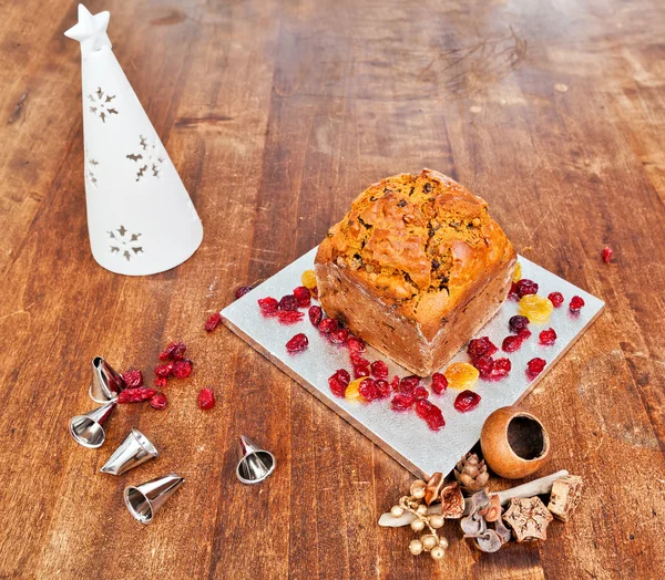 Christmas cake and white candle — Stock Photo, Image