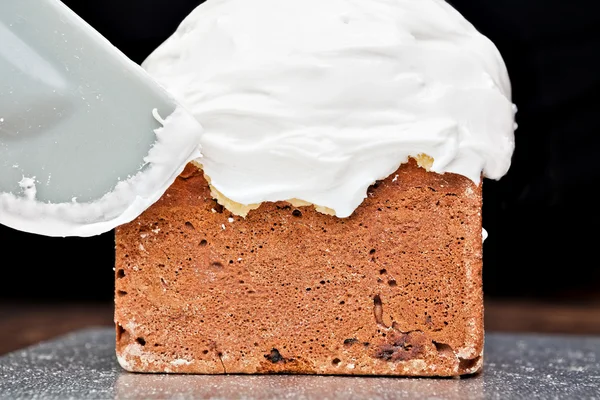 kek üzerine krema spatula ile Yayilim