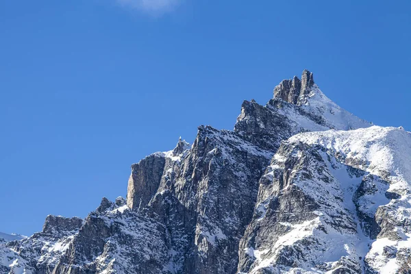 Alpejski Śnieżny Szczyt Zimą Jasnym Błękitnym Niebem Obraz Stockowy