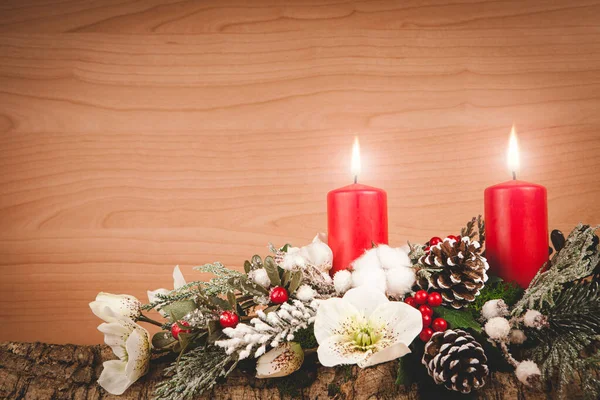 Julsammansättning Med Kork Bark Tall Vita Blommor Röda Bär Röda — Stockfoto