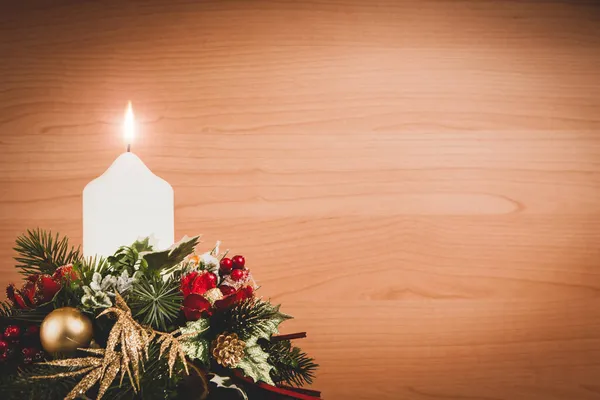 Weihnachten Dekorative Komposition Mit Brennenden Weißen Kerzen Beeren Weihnachtskugeln Tannenzweigen — Stockfoto