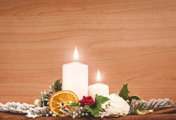 白いキャンドル オレンジ ベリー 白い花 松の枝 シナモンシートと木製の背景の葉でクリスマスの装飾組成物 — ストック写真