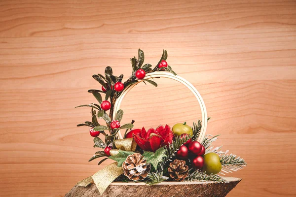 Weihnachtskranz Aus Blättern Und Beeren Auf Rinde Mit Tannenzapfen Früchten — Stockfoto