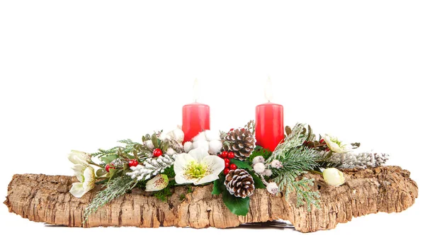 Weihnachtskomposition Aus Korkrinde Kiefer Weißen Blumen Roten Beeren Roten Kerzen lizenzfreie Stockbilder