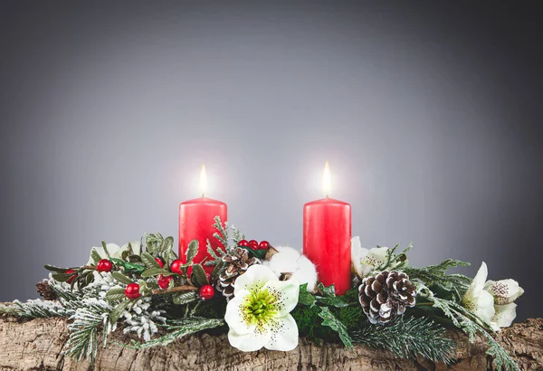 Décoration Noël Avec Écorce Liège Pin Fleurs Blanches Baies Rouges Image En Vente