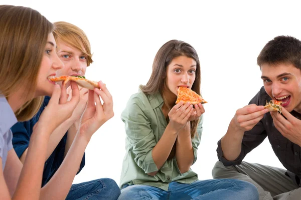 Teenagers eating pizza — Stock Photo, Image