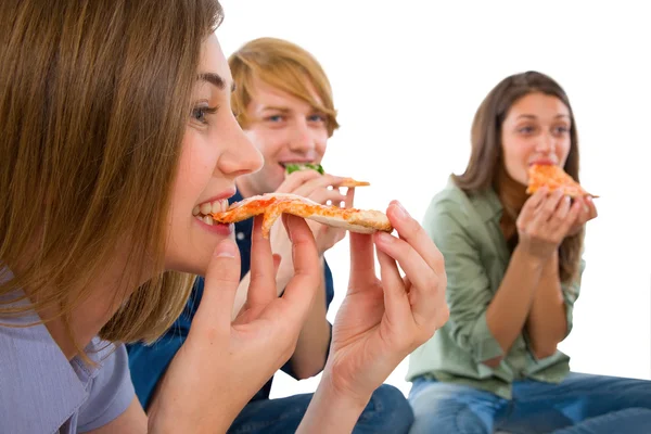 Teenagers eating pizza — Stock Photo, Image