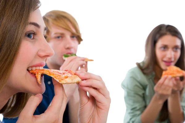 Tonåringar som äter pizza — Stockfoto