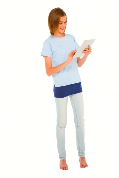 Menina adolescente usando tablet — Fotografia de Stock