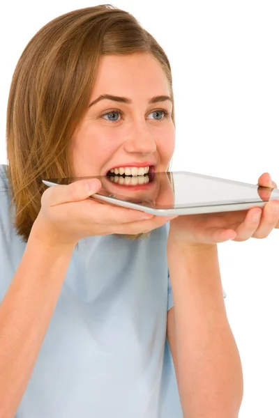 Tonårsflicka med tabletten i munnen — Stockfoto
