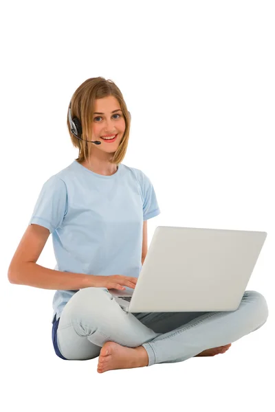 Menina adolescente usando laptop — Fotografia de Stock