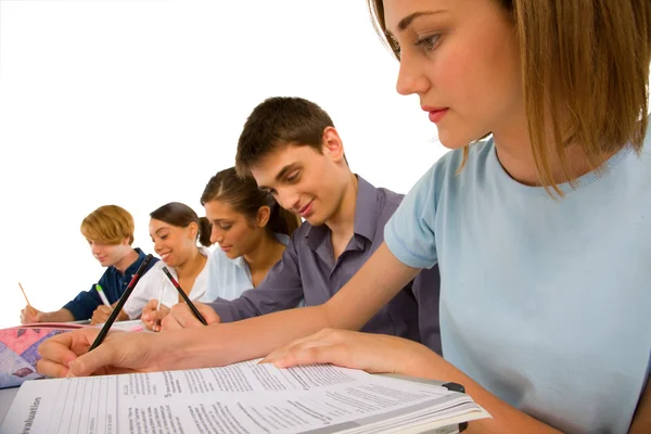 Tonåringar i klassrummet — Stockfoto