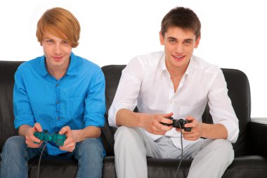PlayStation ile oynayan gençler