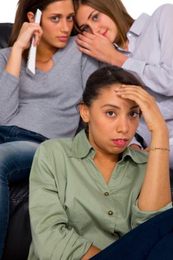 TV izlerken gençler