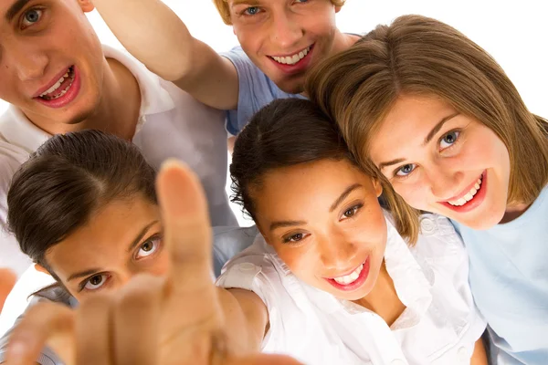 Groep tieners camera kijken — Stockfoto