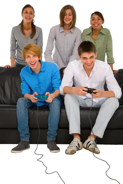 Подростки играют с игровой станцией — стоковое фото