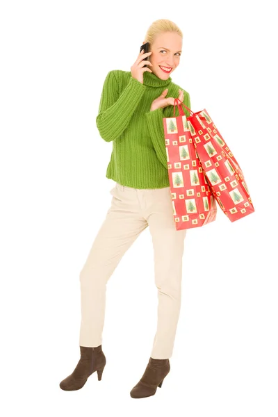 Mujer con móvil y bolsas con regalos de Navidad — Foto de Stock