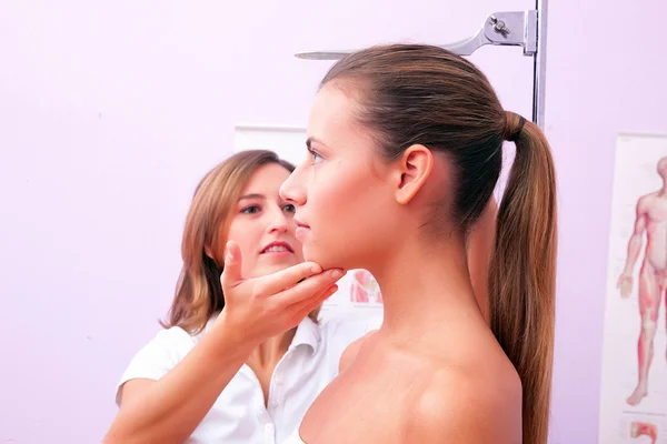 Doctor measuring patients height — Stock Photo, Image