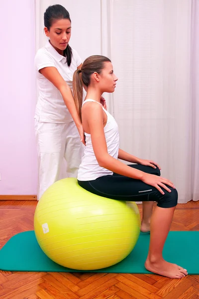 Übt Becken-Rumpf mit Bobball-Fitball-Stabilisator — Stockfoto