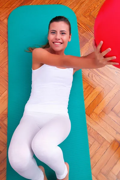 Fizik tedavi egzersizleri bobath top beyaz ile — Stok fotoğraf