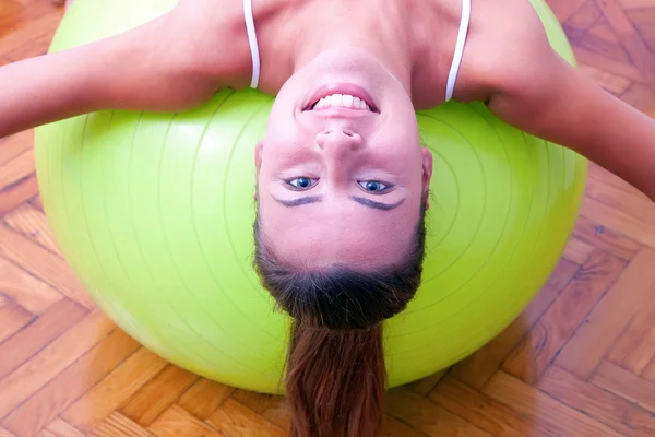 Ejercicios de fisioterapia con bola de bobath fitball — Foto de Stock