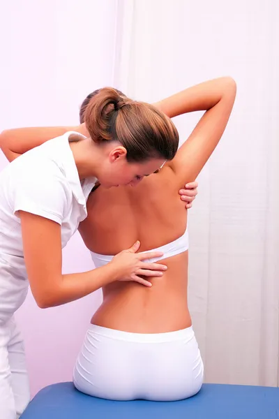 Técnica osteopática em rotação coluna dorsal — Fotografia de Stock