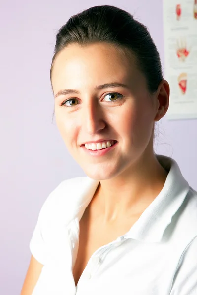 Jovem mulher retrato fisioterapeuta — Fotografia de Stock