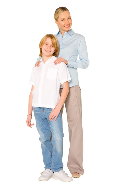 Mãe e filho em pé e sorrindo isolados em fundo branco — Fotografia de Stock