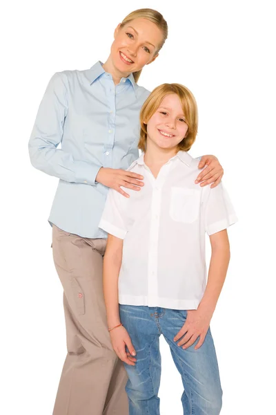 Mãe e filho em pé e sorrindo isolados em fundo branco — Fotografia de Stock