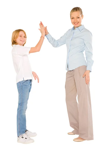 Mutter und Sohn stehen und lächeln und geben fünf isoliert auf weißem b — Stockfoto