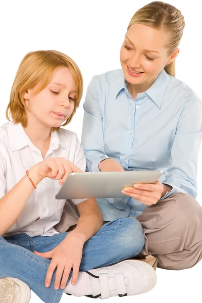 Mãe e filho sentaram-se no chão com tablet isolado no backgr branco — Fotografia de Stock