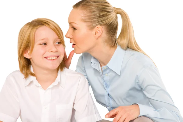 Mère chuchotant à fils gros plan sur fond blanc — Photo