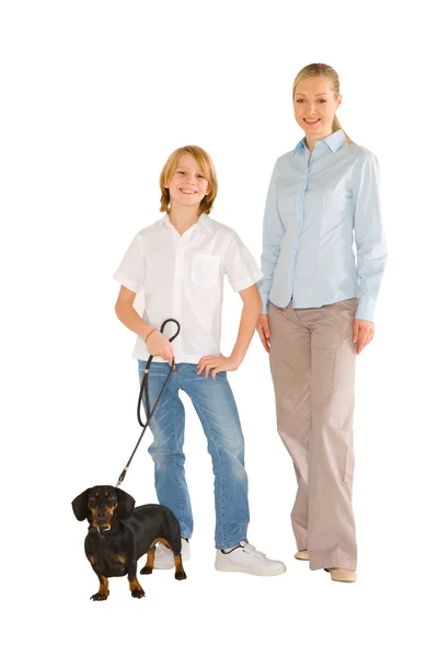 Mère fils debout et souriant avec petit chien isolé sur blanc — Photo