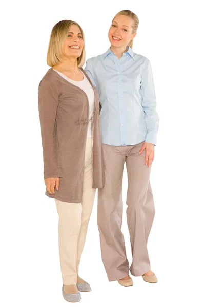 スマイリーの祖母と若い母親の白い背景の上に立っています。 — ストック写真