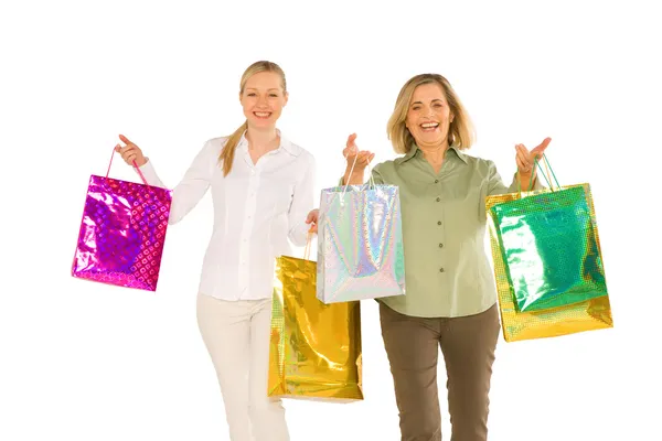 Kvinnor mor och dotter carring shopping väskor isolerad på whit — Stockfoto