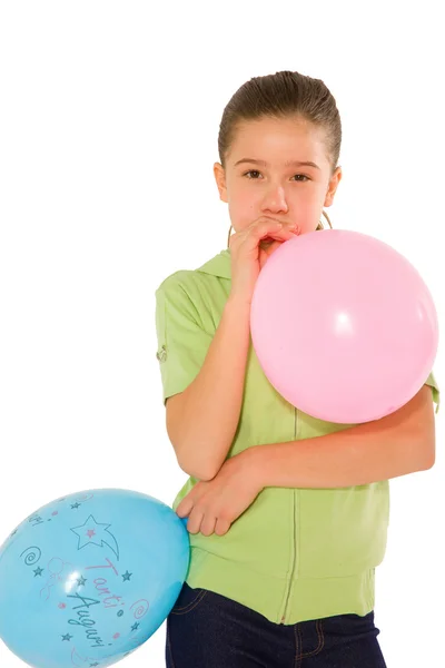 Дівчина грає з повітряними кулями ізольовано на білому тлі — стокове фото