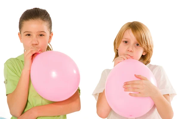 Menino e menina brincando com balões isolados no fundo branco — Fotografia de Stock