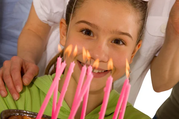 Familia celebrando fiesta de cumpleaños con pastel — Foto de Stock