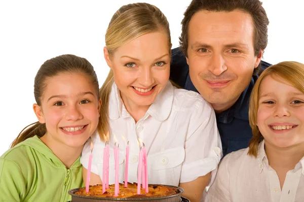 Familia celebrando fiesta de cumpleaños con pastel — Foto de Stock