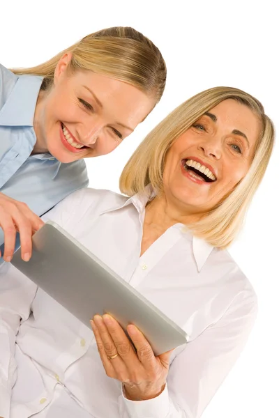 Две деловые женщины с помощью планшета — стоковое фото