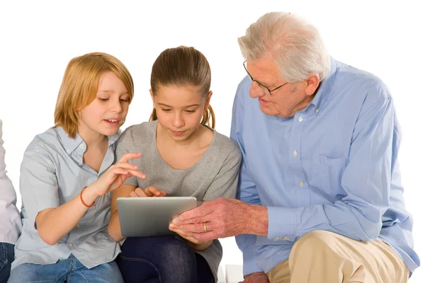 Familie nutzt PC-Tablet — Stockfoto