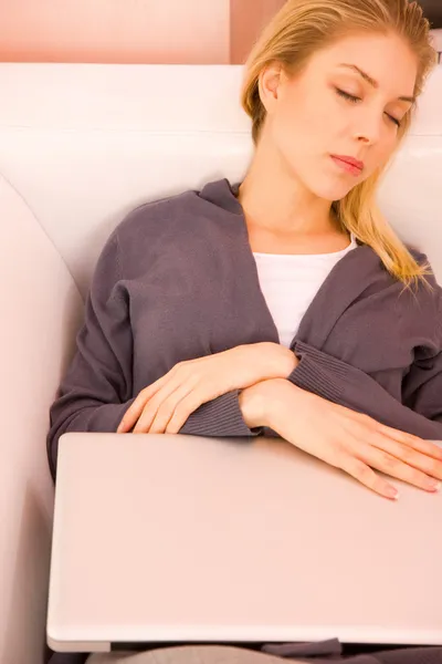 Genç kadın kanepe laptop kullanırken dinlenme — Stok fotoğraf