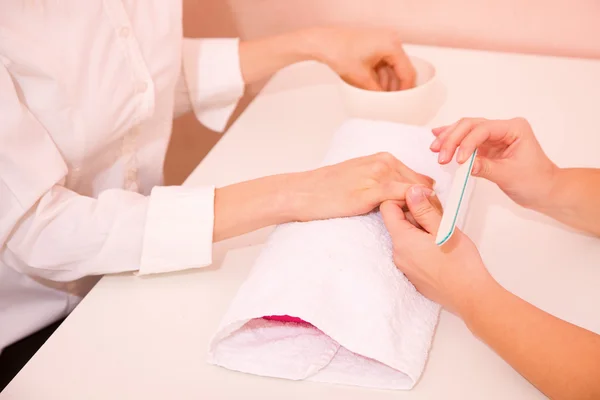 Donna che riceve un trattamento manicure — Foto Stock