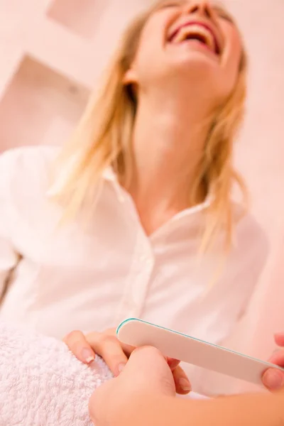 Manicura rellenando uña con lima de uñas —  Fotos de Stock