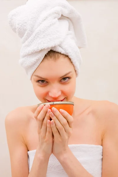 Frau im Wellnessbereich hält Schüssel in Mundnähe — Stockfoto