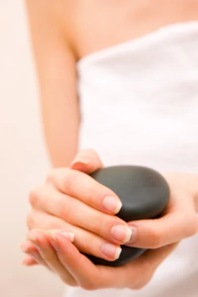 Primer plano de la mujer sosteniendo piedras — Foto de Stock