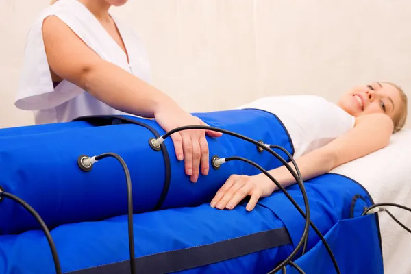 Legs pressotherapy machine on woman in beauty center — Stock Photo, Image